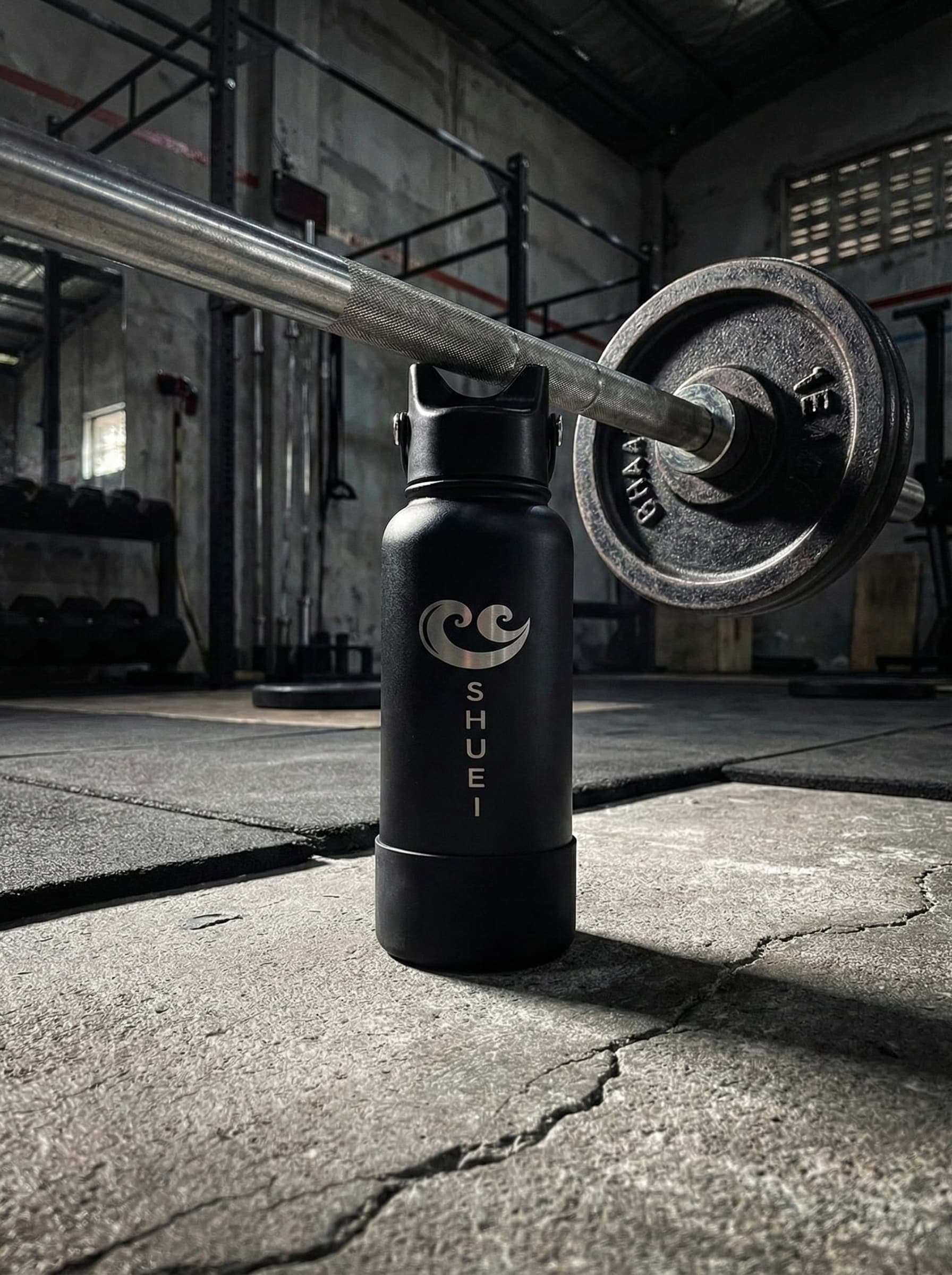 Garrafa SHUEI suportando o peso de uma barra olímpica
